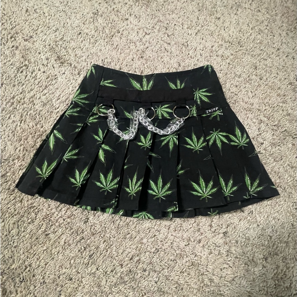 Tripp NYC MARY CHAIN PLEATED SKIRT GRASS. Pleated with chain accents. Sz S. NWT